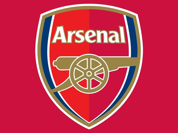 Logo Arsenal là logo CLB bóng đá có sớm nhất tại vương quốc Anh, thiết kế đầu tiên là vào năm 1888, có nhiều thay đổi trong phong cách thiết kế tuy nhiên về bản chất và ý nghĩa gần như không có sự chỉnh sửa.  Một số thông tin về CLB Arsenal  Arsenal là một câu lạc bộ bóng đá chuyên nghiệp có trụ sở tại Luân Đôn. Hiện câu lạc bộ này đang thi đấu tại Giải bóng đá Ngoại hạng Anh. Câu lạc bộ này đã có được nhiều thành tựu to lớn như : giành được 13 chức vô địch quốc gia, 13 Cúp FA (kỷ lục), 2 Cúp Liên đoàn Anh, 1 Cúp Liên đoàn Thế kỷ, 15 Siêu cúp Anh, 1 Cúp UEFA và 1 Cúp Inter-Cities Fairs.  Không chỉ có vậy Arsenal cũng từng nhận được biệt danh The Invincibles và đã từng nhận được Cúp Vàng Ngoại Hạng Anh.  Arsenal ra đời 1 tháng 12 năm 1886 tại Woolwich, Đông Nam London với tên gọi là Dial Square. Được biết ngay sau đó được đổi tên thành Royal Arsenal. Họ là câu lạc bộ bóng đá đầu tiên ở miền Nam nước Anh tham gia The Football League. Năm 1904, bắt đầu thi đấu ở Giải Hạng nhất Anh.  Có thể nói cho đến nay Arsenal là đội bóng có mặt trong giải đấu ngoại hạng Anh dài nhất và cũng đạt được nhiều thành tựu nổi bật. Chỉ riêng những năm 1930, câu lạc bộ này đã giành 5 chức vô địch quốc gia Anh, 2 Cúp FA. Cho đến sau chiến tranh Thế giới II, họ đoạt thêm 2 chức vô địch quốc gia Anh và 1 Cúp FA. Liên tiếp sau đó 1970-71, họ tiếp tục giành cúp vô địch quốc gia Anh và Cúp FA.  Ý nghĩa logo Arsenal  Logo Arsenal được đặt biệt thế kế trên nền của một chiếc khiên hình ngũ giác, màu sắc của logo được sử dụng gồm có 4 màu sắc chính là: Trắng, xanh, đỏ, nâu nhạt. Trung tâm logo được thiết kế đặc biệt với khẩu pháo thần công chuẩn hình ảnh hiểu tượng của Bắc London. Cụ thể ý nghĩa của thiết kế logo này như sau:  – Pháo thủ: là biệt danh của đội bóng, nó gắng liền với những hình ảnh quân sự của thành phố. London là thành phố có 3 khẩu phái lớn trên đỉnh Woolwich Borough, logo hiện tại đã tối giản chỉ còn lại một khẩu phái và một mũi súng.  – Màu sắc: Màu chủ đạo của logo Arsenal là màu trắng và màu đó đồng thời đây cũng là màu thi đấu truyền thống của đội bóng. Nó được lấy ý tưởng từ màu cờ cũ của thành phố.