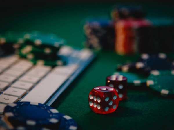 Luật chơi xì tố 5 cây tại casino trực tuyến